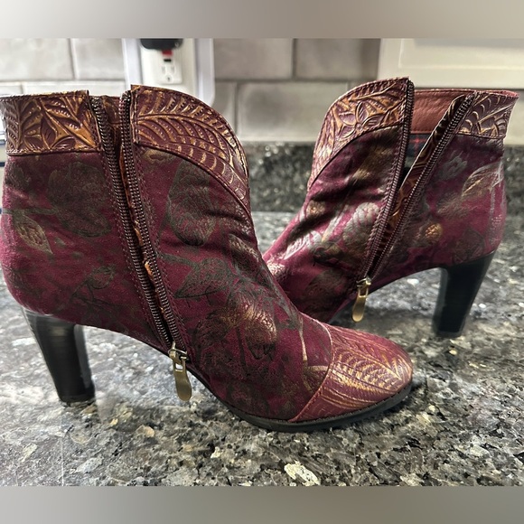 L'Artiste Spring Step Size 38 7.5 US Lidia Brown Gold Embossed Heels Ankle Boots - Picture 3 of 16